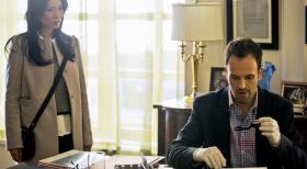 Elementary - Ermitteln in einem neuen Fall: Sherlock Holmes (Jonny Lee Miller, r.) und Dr. Joan Watson (Lucy Liu, l.) ... © Tom Concordia CBS Television