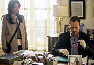 Elementary - Ermitteln in einem neuen Fall: Sherlock Holmes (Jonny Lee Miller, r.) und Dr. Joan Watson (Lucy Liu, l.) ... © Tom Concordia CBS Television