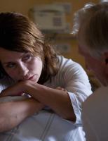 Hannah Mangold & Lucy Palm - Hannah ist schwer traumatisiert. © SAT.1 / Conny Klein