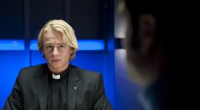 "Diakon Bernd Fischer (Daniel Roesner) ist über jeden Zweifel erhaben", meint die Pfarrgemeinderatsvorsitzende. Mick und Andreas sind da anderer Meinung ... © SAT.1