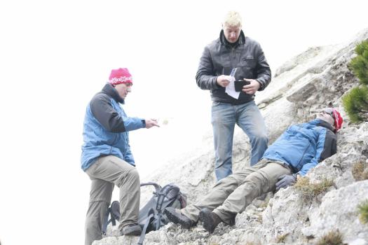 Küsse, Schüsse, Rindsrouladen - Mit einer echten Leiche im Gepäck begeben sich Chester (Henning Baum, M.) und Herbert (Robert Palfrader, l.) auf eine Bergtour. Schon bald wird ihnen klar, dass es nicht so einfach ist, den eigenen Tod vorzutäuschen ... © SAT.1