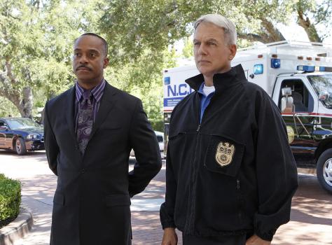 Navy CIS - Ermitteln in einem neuen Fall: Vance (Rocky Carroll, l.) und Gibbs (Mark Harmon, r.) ... © CBS Television