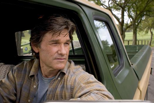 Dreamer - Ein Traum wird wahr - Weil sich Ben Crane (Kurt Russel) die Bewirtschaftung seines eigenen Gestüts nicht mehr leisten kann, trainiert er die Pferde des überheblichen Stallbesitzers Palmer. © Epsilon Motion Pictures