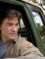Dreamer - Ein Traum wird wahr - Weil sich Ben Crane (Kurt Russel) die Bewirtschaftung seines eigenen Gestüts nicht mehr leisten kann, trainiert er die Pferde des überheblichen Stallbesitzers Palmer. © Epsilon Motion Pictures