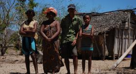 Die strengsten Eltern der Welt - Die französische Republik Madagaskar im Indischen Ozean. Etwa 400 Kilometer vor der Südküste Afrikas. Am nördlichen Ende der Insel liegt das Dorf Ambodivahibe.  Die Dorfbewohner leben spartanisch: Kein fließendes Wasser, keine Dusche und für die Notdurft geht's ab in die Natur. © kabel eins