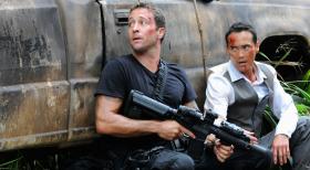 Hawaii Five-0 - Gerade als Steve (Alex O'Loughlin, l.) seinen Erzfeind Wo Fat (Mark Dacascos, r.) bei einem Überraschungsangriff dingfest machen will, stellt er fest, dass die japanische Yakuza ihnen dicht auf den Fersen ist und beide tot sehen will ... © TM &   CBS Studios Inc. All Rights Reserved.