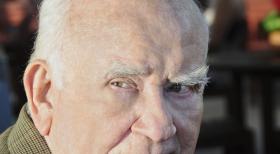 Hawaii Five-0 - Kann Ex-Hehler August March (Ed Asner), dem Team bei einem neuen Fall behilflich sein? © TM &   CBS Studios Inc. All Rights Reserved.