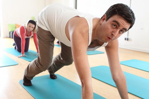 Annette Frier (Annette Frier, l.) überredet Anne und Bastian (Bastian Pastewka, r.) zu regelmäßigem Pilates-Unterricht, was Sportmuffel Bastian überhaupt nicht gefällt ... © SAT.1