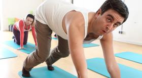 Annette Frier (Annette Frier, l.) überredet Anne und Bastian (Bastian Pastewka, r.) zu regelmäßigem Pilates-Unterricht, was Sportmuffel Bastian überhaupt nicht gefällt ... © SAT.1