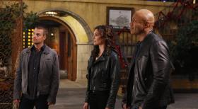 Durch ein explodierendes Handy stirbt ein ehemaliger Marine. Sam (LL Cool J, r.), Callen (Chris O'Donnell, l.) und Kensi (Daniela Ruah, M.) beginnen zu ermitteln, da schon schnell klar ist, dass es kein Unfall war ... © CBS Studios Inc. All Rights Reserved.