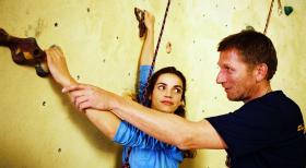 Edel & Starck - Sandra (Rebecca Immanuel, l.) lässt sich von Edgar (Michael Fitz, r.) an der Kletterwand gerne helfen. © Hardy Spitz Sat.1
