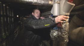 24 Stunden - Blaumann sei Dank! Hausmeister packen zu. Verstopfte Abflüsse, verschimmelte Wände, kaputte Heizungen. Meist haben sie keine spezifische Ausbildung und müssen doch fast alles können ... © SAT.1