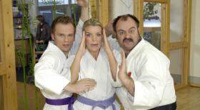 "Die Dreisten Drei" v.l.n.r.: Ralf Schmitz, Mirja Boes, Markus Majowski in der Kampfschule. © Sat.1
