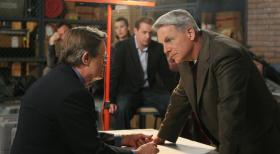 Das FBI platzt beim NCIS mit der Nachricht herein, dass  die Leiche von La Grenouille gefunden wurde. Fornell stellt Gibbs' Team (hinten v.l.n.r. Michael Weatherly, Cote de Pablo, Sean Murray, Mark Harmon vorne r. und David McCallum vorne l.) und Director Shepard unter Beobachtung und verhört alle Kollegen nacheinander ... © CBS Television