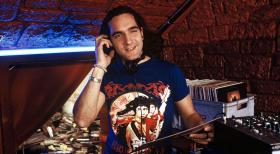 Dieser DJ (Thomas M. Held) erfüllt mit Freude alle Musik-Wünsche. Es gibt jedoch eine gewisse Wartezeit! © Sat.1