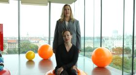 Es kommt noch dicker - Als sich Simone Grashoff (Sonja Kirchberger, vorne) an Carl heranmacht, weiß Jessica/Marie (Wolke Hegenbarth, hinten) nicht mehr weiter. Muss sie ihrer Mutter sagen, wer sie wirklich ist? © Petro Domenigg SAT.1