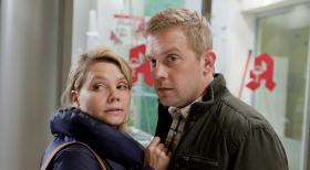 Verstehen sich prima: Danni (Annette Frier, l.) und Sven (Sebastian Bezzel, r.) ... © SAT.1