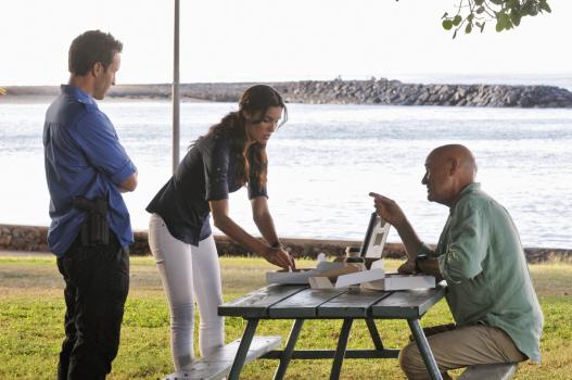 Hawaii Five-0 - Da sie Expertin im Lippenlesen ist, steht sie Joe (Terry O'Quinn, r.) und Steve (Alex O'Loughlin, l.) im Fall von Wo Fat bei: Kensi (Daniela Ruah, M.) ... © TM &   CBS Studios Inc. All Rights Reserved.