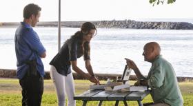 Hawaii Five-0 - Da sie Expertin im Lippenlesen ist, steht sie Joe (Terry O'Quinn, r.) und Steve (Alex O'Loughlin, l.) im Fall von Wo Fat bei: Kensi (Daniela Ruah, M.) ... © TM &   CBS Studios Inc. All Rights Reserved.
