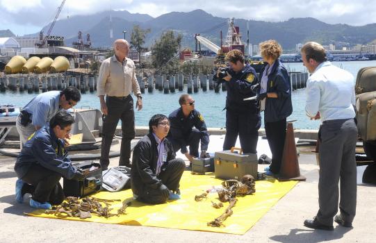 Hawaii Five-0 - Ein neuer Mordfall beschäftigt das Team: Joe (Terry O'Quinn, 3.v.l.), Bergman (Masi Oka, 4.v.l.) und Danny (Scott Caan, r.) ... © TM &   CBS Studios Inc. All Rights Reserved.