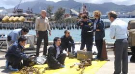 Hawaii Five-0 - Ein neuer Mordfall beschäftigt das Team: Joe (Terry O'Quinn, 3.v.l.), Bergman (Masi Oka, 4.v.l.) und Danny (Scott Caan, r.) ... © TM &   CBS Studios Inc. All Rights Reserved.