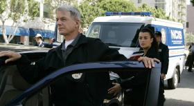 Sind geschockt, als sie Tonys Wagen durch die Luft fliegen sehen: Gibbs (Mark Harmon, 2.v.l.), Ziva (Cote de Pablo, 2.v.r.) und Ducky (David McCallum, l.) ... © CBS Television