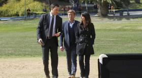 The Mentalist - Jack McTierney, Englischlehrer an der Redmund High School wird erschlagen auf dem Campus aufgefunden. Wayne (Owain Yeoman, r.), Patrick (Simon Baker, M.) und Teresa (Robin Tunney, r.) beginnen mit den Ermittlungen ... © Warner Bros. Television
