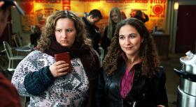 Zwei Mädels (Nina Vorbrodt, l. und Shirin Soraya, r.) wollen mal so richtig "auf die Kacke hauen". Da bietet sich ein Fast-Food-Restaurant doch direkt an! © Sat.1