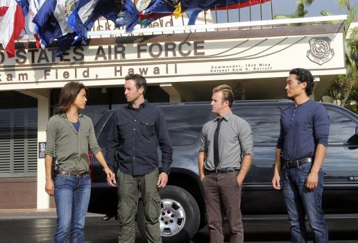Ein neuer Fall wartet auf Steve (Alex O'Loughlin, 2.v.l.), Danny (Scott Caan, 2.v.r.), Chin (Daniel Dae Kim, r.) und Kono (Grace Park, l.) ... © TM &   2010 CBS Studios Inc. All Rights Reserved.