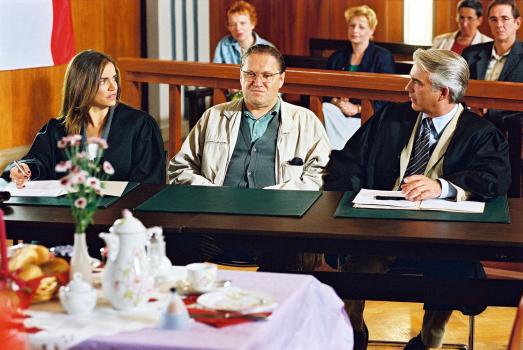 Edel & Starck - Felix (Christoph M. Ohrt, r.) und Sandra (Rebecca Immanuel, l.) vertreten Hans-Günther Blechschmidt (Michael Brandner, M.), der verdächtigt wird, seine Frau umbringen zu wollen. © Hardy Spitz Sat.1