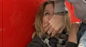 Schicksale - und plötzlich ist alles anders - Lisa Brandt ist mit ihren Kräften völlig am Ende. Verzweifelt versucht die 34-Jährige Beruf und Privatleben unter einen Hut zu bekommen. Fast unmöglich, denn Lisa muss sich ganz allein um ihre demente Mutter kümmern. Noch dazu macht ihre Vorgesetzte Lisa ihr das Leben zur Hölle. Gisela Merck schikaniert die junge Verkäuferin, wo sie nur kann - Mitgefühl und Rücksicht: Fehlanzeige! Doch eines Tages wendet sich das Blatt. Plötzlich hat Lisa das Leben ihrer Chefin in der Hand. © SAT.1