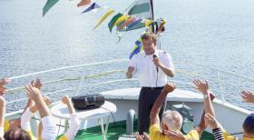 Mathias (Mathias Schlung) versucht als Touristenführer auf einem Ausflugs-Kreuzschiff alles so gut wie möglich zu machen, nur leider befindet er sich auf dem falschen Dampfer ... © Sat.1