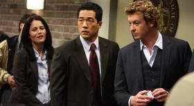 Ein schwieriger Fall erwartet das Team: Teresa (Robin Tunney, l.), Patrick (Simon Baker, r.) und Kendall (Tim Kang, M.) müssen den Mörder von Mary Beth Hendrix finden ... © Warner Bros. Television