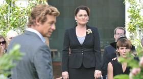 Während einer privaten Trauerfeier, die Pauline (Cristine Rose, M.) unter schwerer Bewachung ihres Grundstücks, für ihre verstorbene Mutter Ethel Sebring abhält, wird eine weitere Leiche gefunden. Patrick (Simon Baker, l.) beginnt mit den Ermittlungen ... © Warner Bros. Television