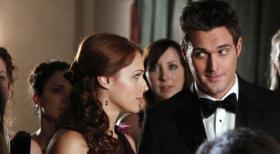 Ein neuer Fall beschäftigt Grace (Amanda Righetti, l.), Wayne (Owain Yeoman, r.) und das restliche Team ... © Warner Bros. Television
