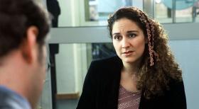 Frau (Shirin Soraya, r.) ist mal wieder knapp bei Kasse. Also muss ein höherer Dispo her. Aber das ist gar nicht so einfach ... © Sat.1