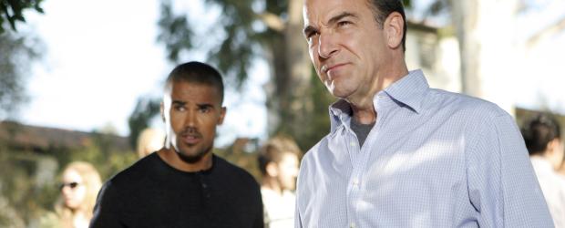 Seit dem Tod von Sarah zweifelt Gideon (Mandy Patinkin, r.) an seiner Tätigkeit als Profiler. Doch er lässt sich nicht unterkriegen und versucht all das zu ver"arbeiten". Gemeinsam mit Morgan (Shemar Moore, l.) untersucht er einen Tatort ... © Touchstone Television Seit dem Tod von Sarah zweifelt Gideon (Mandy Patinkin, r.) an seiner Tätigkeit als Profiler. Doch er lässt sich nicht unterkriegen und versucht all das zu ver"arbeiten". Gemeinsam mit Morgan (Shemar Moore, l.) untersucht er einen Tatort ... © Touchstone Television