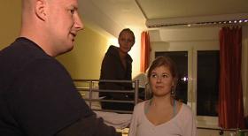 Im "A&O Hostel" in Kreuzberg treffen sich jugendliche Berlinbesucher aus ganz Deutschland. Toralf arbeitet hier als Nachtwache. Wer nicht die Regeln der strikten Ruhe in der Nacht einhält, fliegt raus. © Sat.1