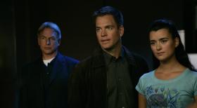 Sind total überrascht, als sie erfahren, dass Gibbs 3. Ex-Frau eine der Verdächtigen ist: Gibbs (Mark Harmon, l.), Tony (Michael Weatherly, M.) und Ziva (Cote de Pablo, r.) ... © CBS Television