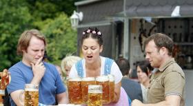 Was gibt es Schöneres, als bei strahlendem Sonnenschein im Biergarten zu entspannen. Ein kühles Blondes, dazu ein kleiner Snack und der Tag wird gut! Mit den lokalen Gepflogenheiten sollte man sich bei der Bestellung allerdings schon ein wenig auskennen... (v.l.n.r. Mirco Reseg, Shirin Soraya, Hanno Friedrich) © Sat.1