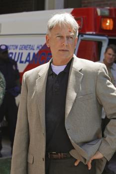 Navy CIS - Versucht, den Täter zu fassen, der das NCIS Hauptquartier in die Luft gesprengt hat: Gibbs (Mark Harmon) ... © CBS Television