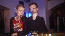 Mirja (Mirja Boes, l.) wundert sich über das sonderbare Trinkverhalten von Ralf (Ralf Schmitz, r.) an der Bar. © Sat.1