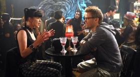 Um einen Mordfall aufzudecken wird Abby (Pauley Perrette, l.) ins Spiel gebracht. Als sie dann mit Eric (Barrett Foa, r.) in einem Goth-Club ist,  wird sie entführt. Ein Wettlauf mit der Zeit beginnt ... © CBS Studios Inc. All Rights Reserved.
