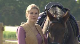 Schicksale - und plötzlich ist alles anders - Seit dem Tod ihrer Mutter lässt Alexandra keinerlei Gefühle zu. Auf dem Reiterhof ihres Vaters wird die 29-Jährige von allen nur die "Eiskönigin" genannt. Nur eines bringt sie zum Strahlen: ihr Pferd Valentina. Menschen haben jedoch keine Chance bei Alexandra, auch der attraktive Stallbursche Johnny nicht. Sie bleibt hart und spielt mit Johnnys Gefühlen. Zu spät merkt sie, dass sie damit nicht nur Johnny, sondern auch sich selbst verletzt ... © SAT.1