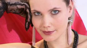 Schicksale - und plötzlich ist alles anders - Lange Beine, flacher Bauch, perfekter Po - für die 21-jährige Maja Posch scheint die Karriere als Top-Model zum Greifen nah. Doch bei einem Fotoshooting für Dessous wird sie unerwartet vom Auftraggeber abgelehnt. Der Grund: Majas Brüste sind zu klein ... © SAT.1