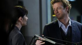 Ermitteln in einem neuen Mordfall: Patrick (Simon Baker, r.) und Teresa (Robin Tunney, l.) ... © Warner Bros. Television
