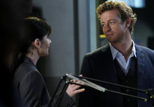 Ermitteln in einem neuen Mordfall: Patrick (Simon Baker, r.) und Teresa (Robin Tunney, l.) ... © Warner Bros. Television