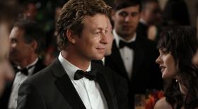 Versucht mit seinem besonderen Gespür für Menschen einen neuen komplizierten Mordfall zu lösen: Patrick Jane (Simon Baker) ... © Warner Bros. Television