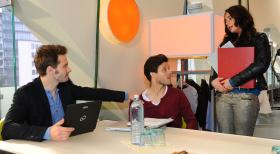 Paloma (Maja Maneiro, r.) findet es nicht fair, dass Enrique (Jacob Weigert, l.) mit Chris (Frank Ziegler, M.) einen Assistenten bekommen hat - und sie nicht ... © SAT.1