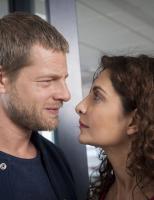 Der letzte Bulle - Noch ist die Welt von Mick (Henning Baum, l.) und Tanja (Proschat Madani, r.) in Ordnung, doch dann wird ein angesehener Kollege ermordet aufgefunden und die gesamte Abteilung gerät unter Mordverdacht. Insbesondere der Querulant Mick ... © Martin Rottenkolber SAT.1